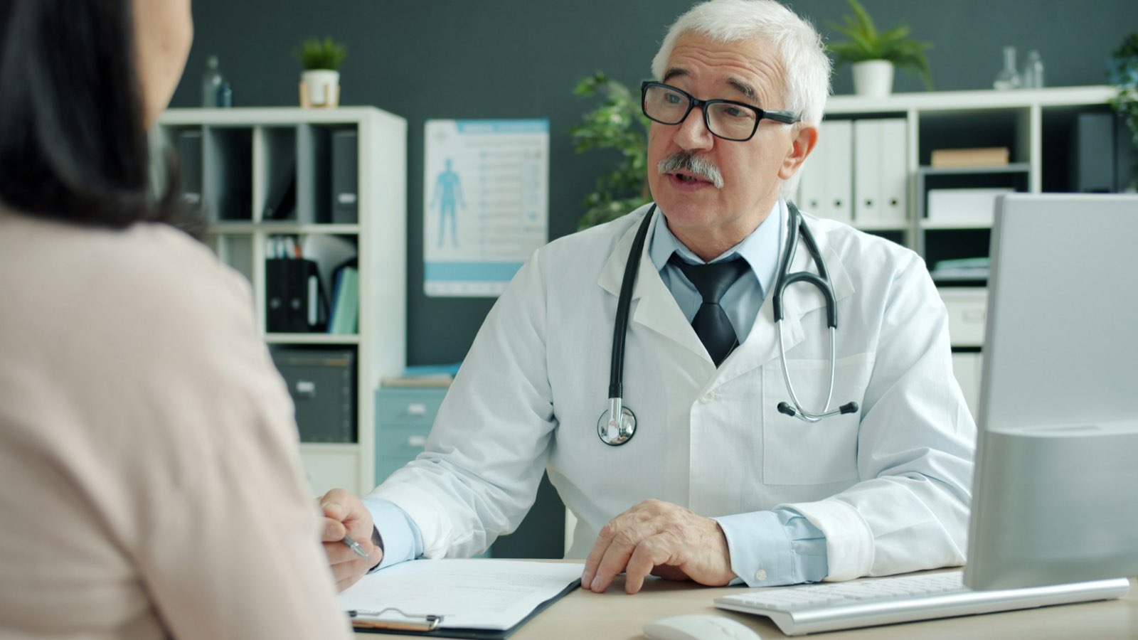 Médico atendendo paciente no consultório
