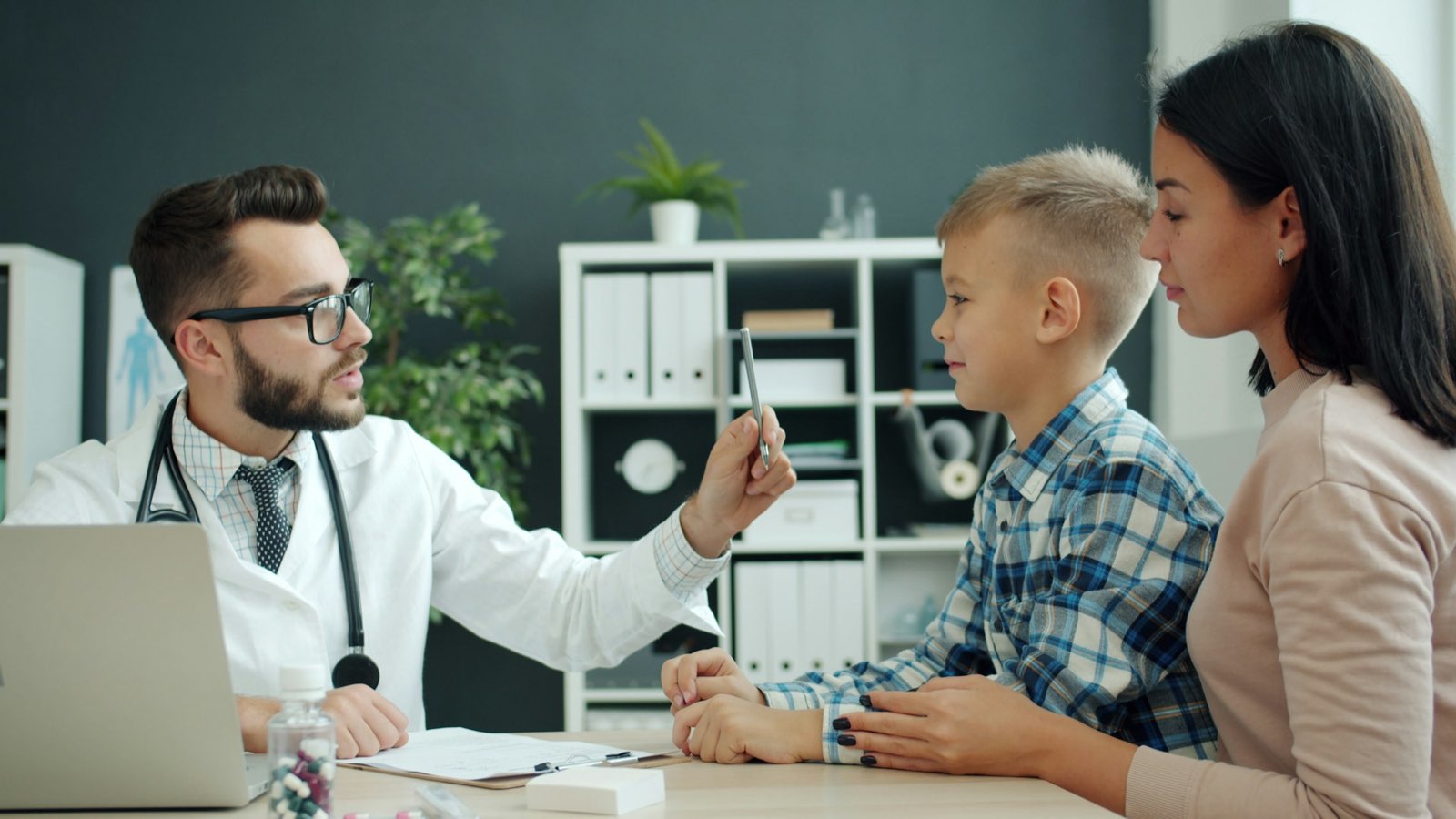Médico atendendo criança acompanhada da mãe